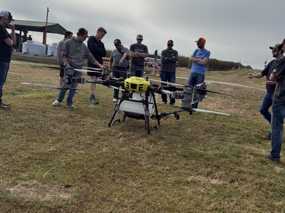 Field day with spray drone in the field / Field day con drone de aspersión en el campo